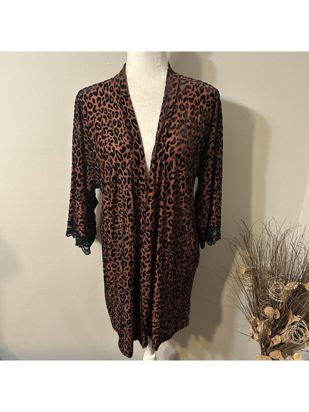 New In Bloom By Jonquil Women Lace and Leopard Velvet Wrap Short Robe Brown M-L